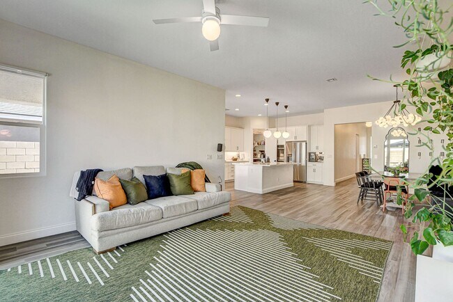 Building Photo - BEAUTIFUL 3 BED 2 BATH IN GATED MOUNTAINS ...