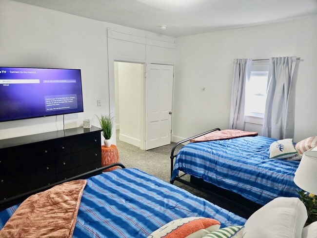 Building Photo - Cute and cozy Greensburg home!