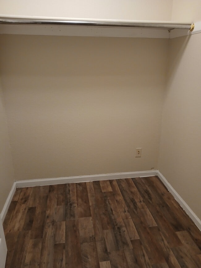 Building Photo - 606 W College St