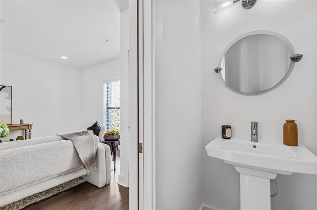 Building Photo - 966 Moda Dr