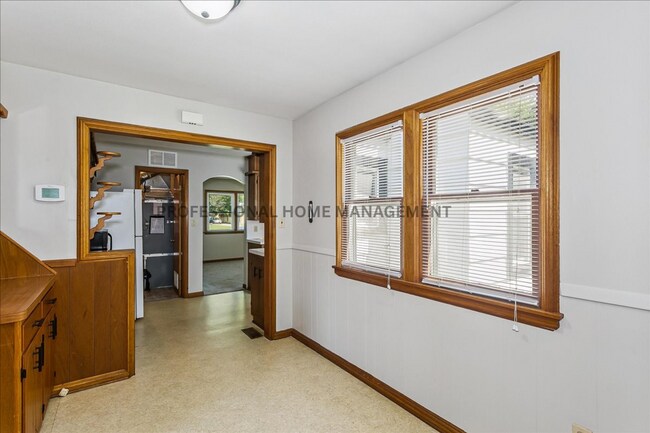 Building Photo - Charming 3 bedroom 1 bath home with 2 garages! Available For Rent To Own!