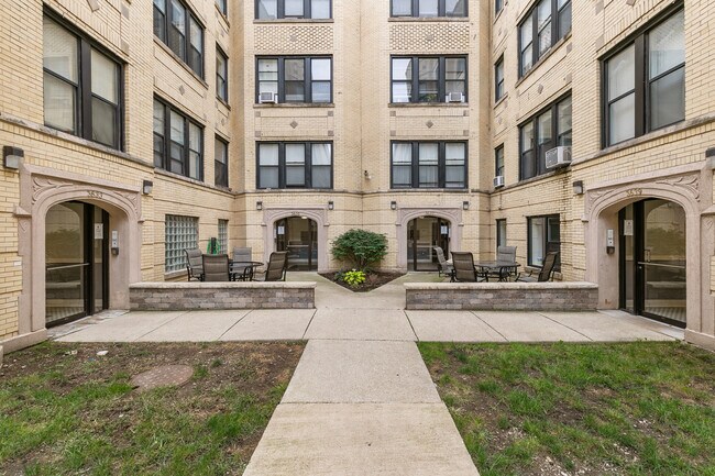Primary Photo - 3639 W Dickens Ave