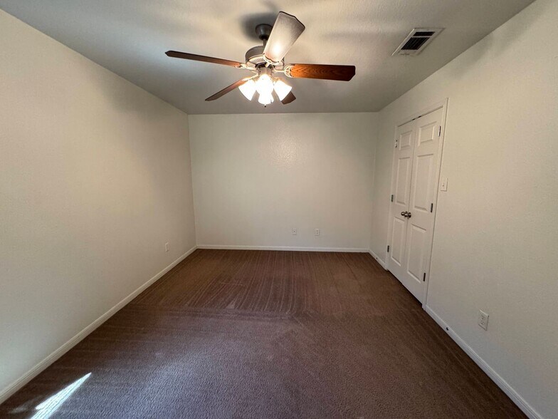 Building Photo - 1204 Cinch Dr