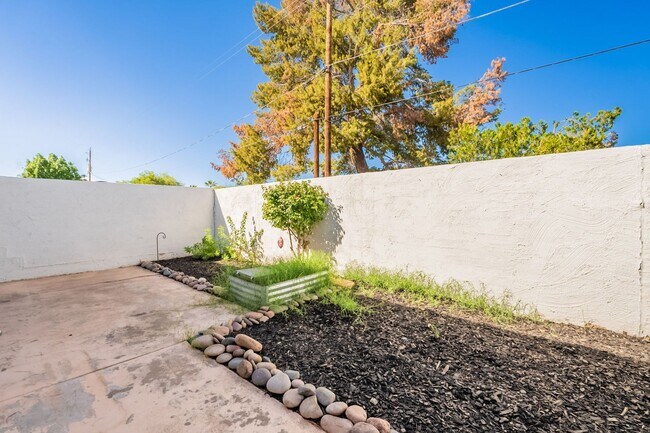 Building Photo - Short-Term Rentals OK *** Less than 2 mile...
