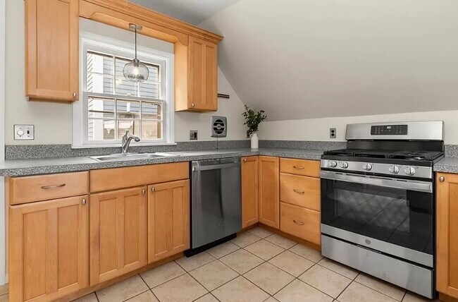 Building Photo - 6 Wells Ave