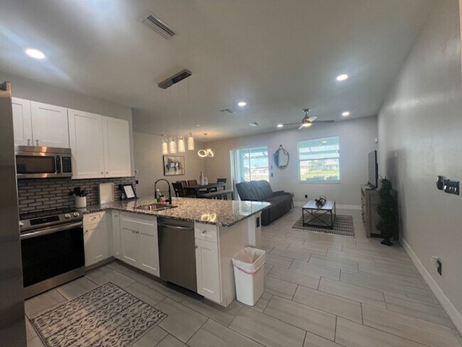 Building Photo - Stunning furnished Pool Home for Rent in N...