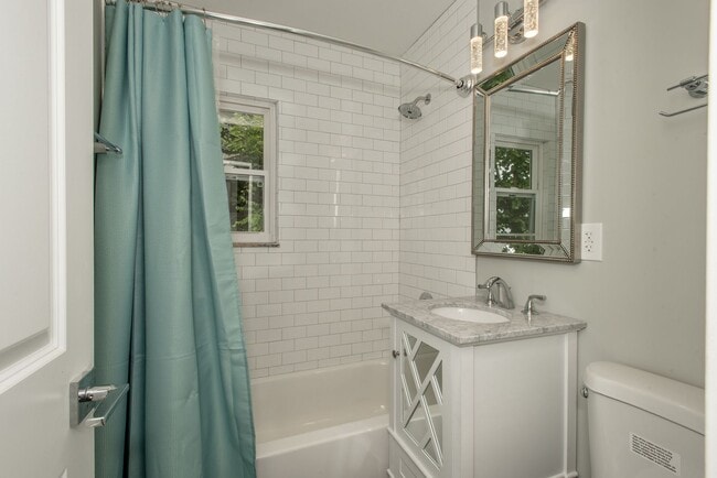 Building Photo - NEWLY RENOVATED 2BDRM TOWNHOMES
