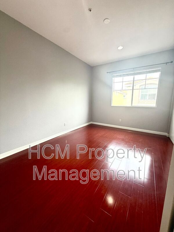 Building Photo - 301 N Navarette Pl