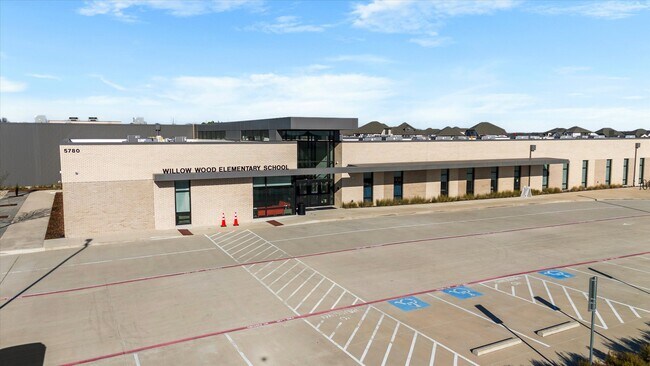 Building Photo - 1412 Summer Ln