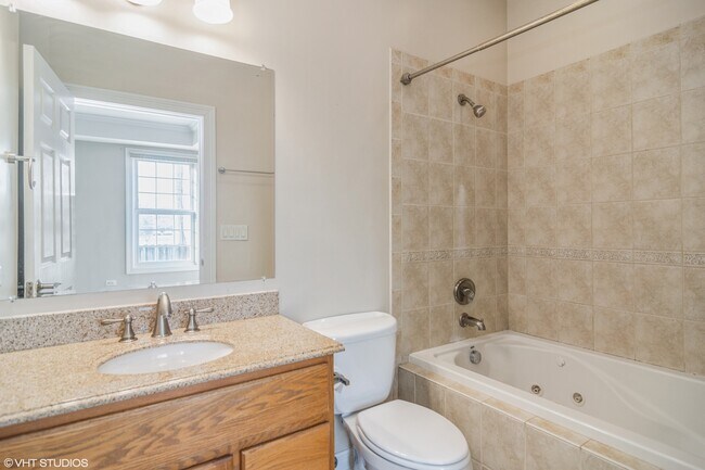 Building Photo - 215 S Evergreen Ave