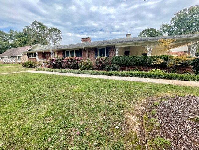 Building Photo - 3 bedroom 2.5 bath in the heart of Athens!...