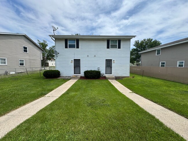 Building Photo - Your new Townhouse Awaits! 3 Bed / 1.5 Bat...