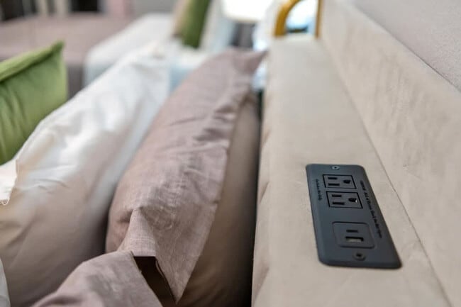 Building Photo - 13075 Old West Ave