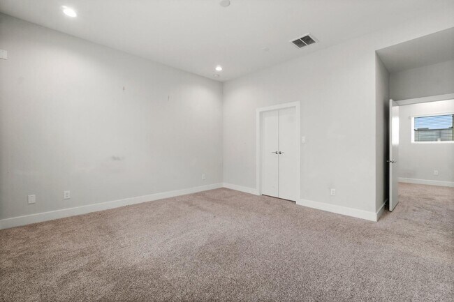 Building Photo - 3362 Pinemont Dr