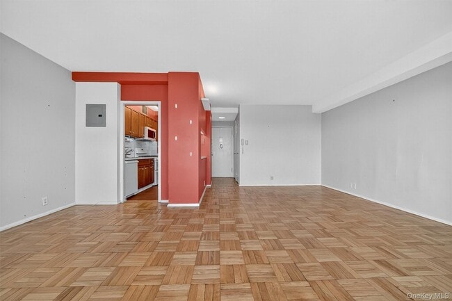 Building Photo - 6 Fordham Hill Oval