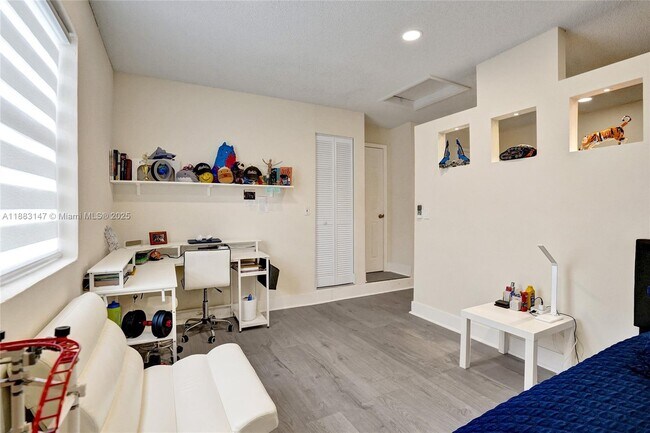 Building Photo - 13430 SW 17th Ct
