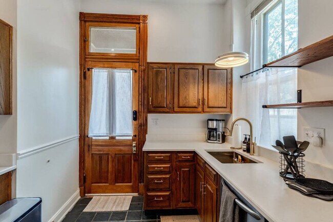 Building Photo - 351 Thrall St