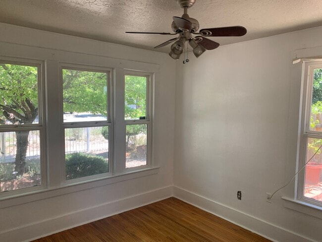 Building Photo - ***Cozy 2 bedroom 1 bath with GATED parkin...