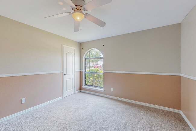 Building Photo - 2116 Northmoor Dr