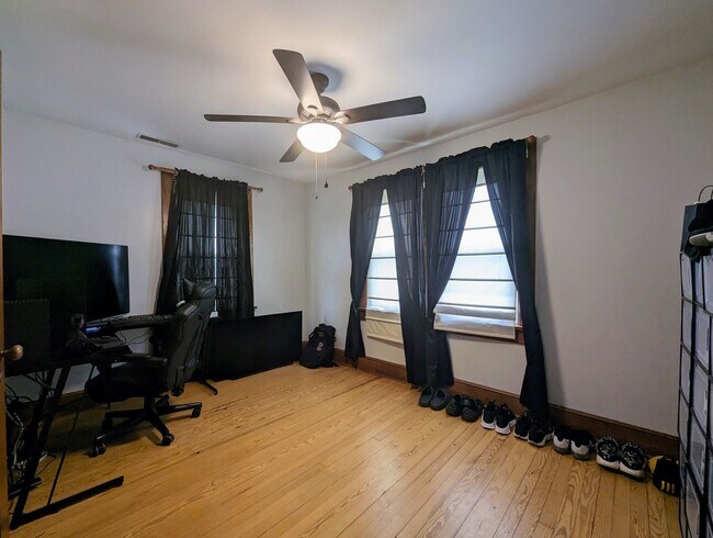 Building Photo - 3-Bedroom Gem with Master Suite and Detach...