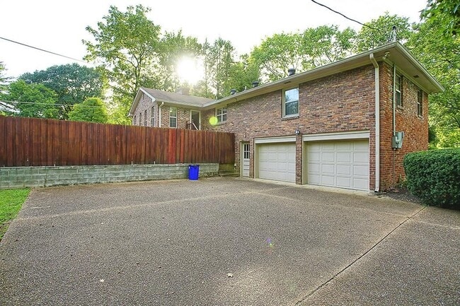 Building Photo - Beautiful 4-bedroom, 3-bathroom home located in the highly desirable Crieve Hall area!