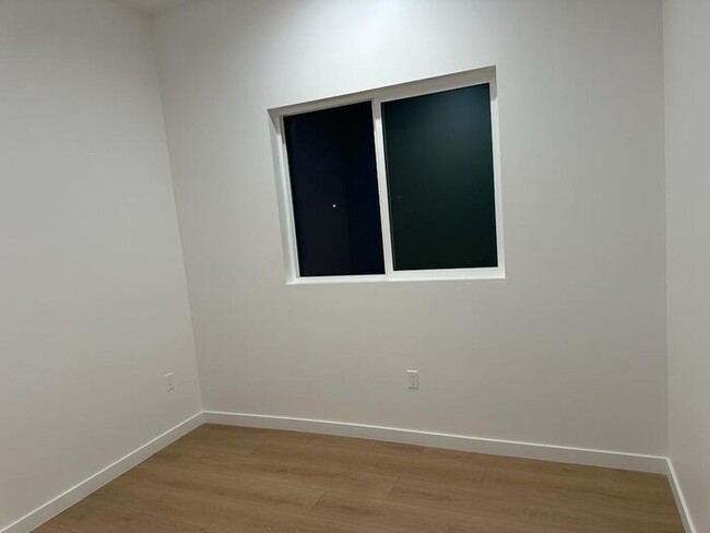 Building Photo - Stunning 3 Bedroom 2 Bathroom House for Re...