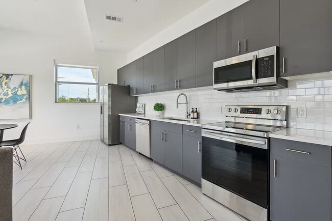 Building Photo - Luxury 1-Bedroom Apartment | 1,030 Sq. Ft. | The Cedars, Dallas