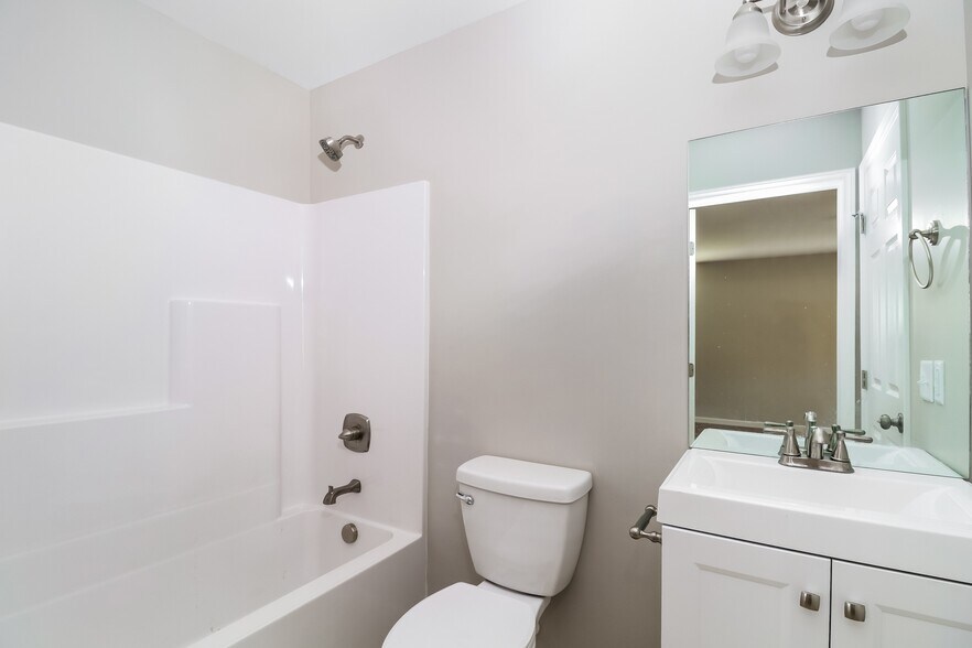 Building Photo - 408 Little Sycamore Ln