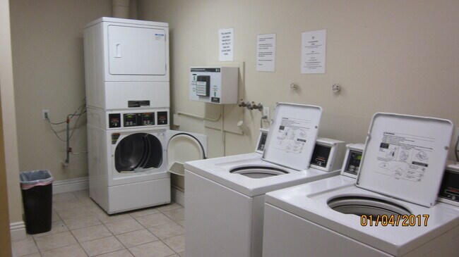 Building Photo - HILLCREST - 1 BED / 1 BATH TOP FLOOR CONDO.