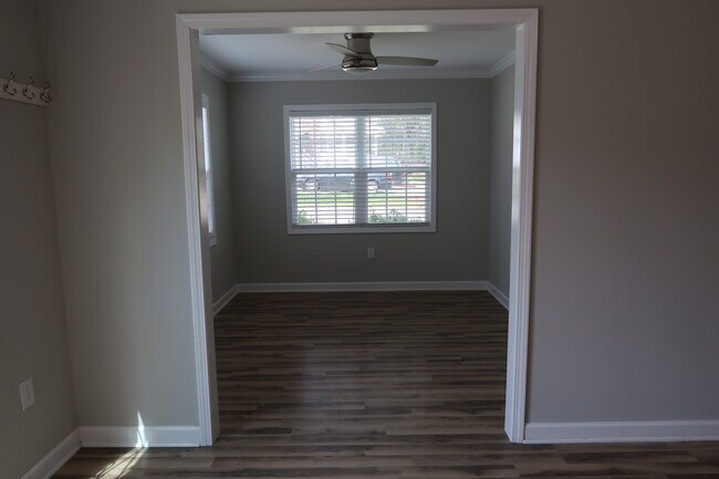 Building Photo - 210 Orch Pk Ln