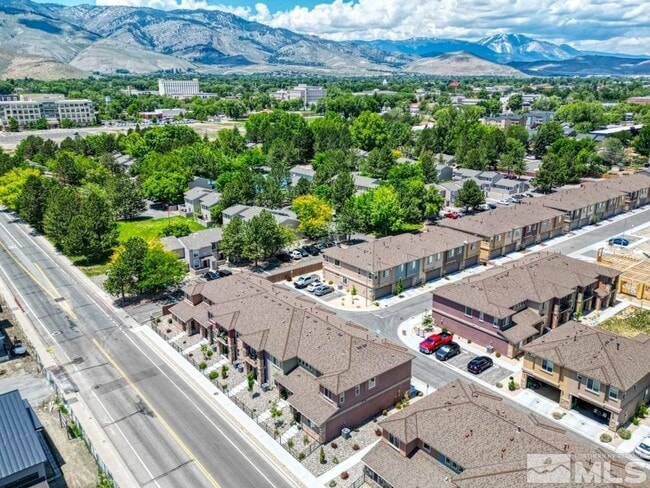 Building Photo - Townhome short drive to freeway. 3 bedroom 2 1/2 baths