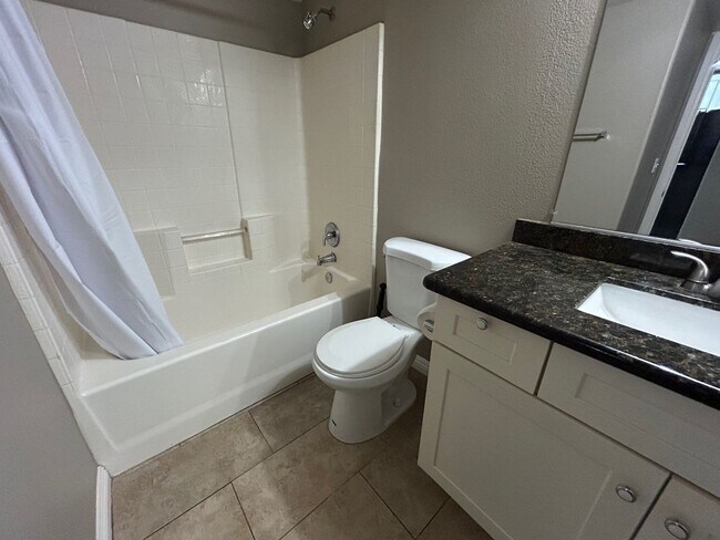 Building Photo - COMPLETED REMODELED 3 BEDROOM, SINGLE STOR...