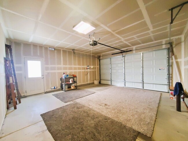 Building Photo - Gorgeous executive style home available fo...