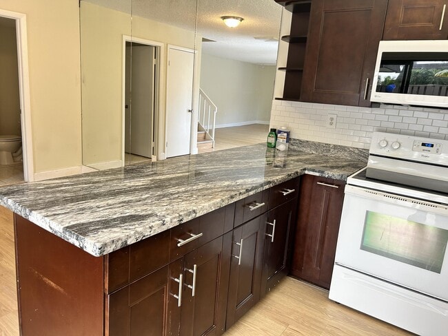 Building Photo - 705 7th Ct