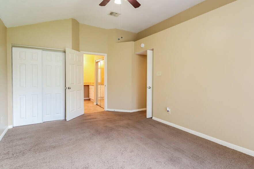 Building Photo - 7831 Poitiers Dr