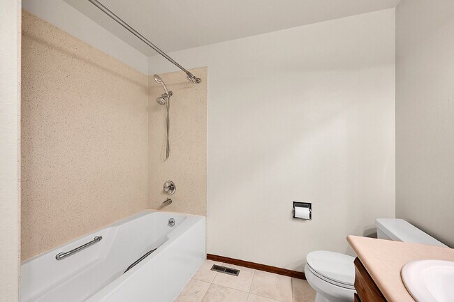 Building Photo - $2,895.00, 4 bed, 3.5 bath, located in Col...