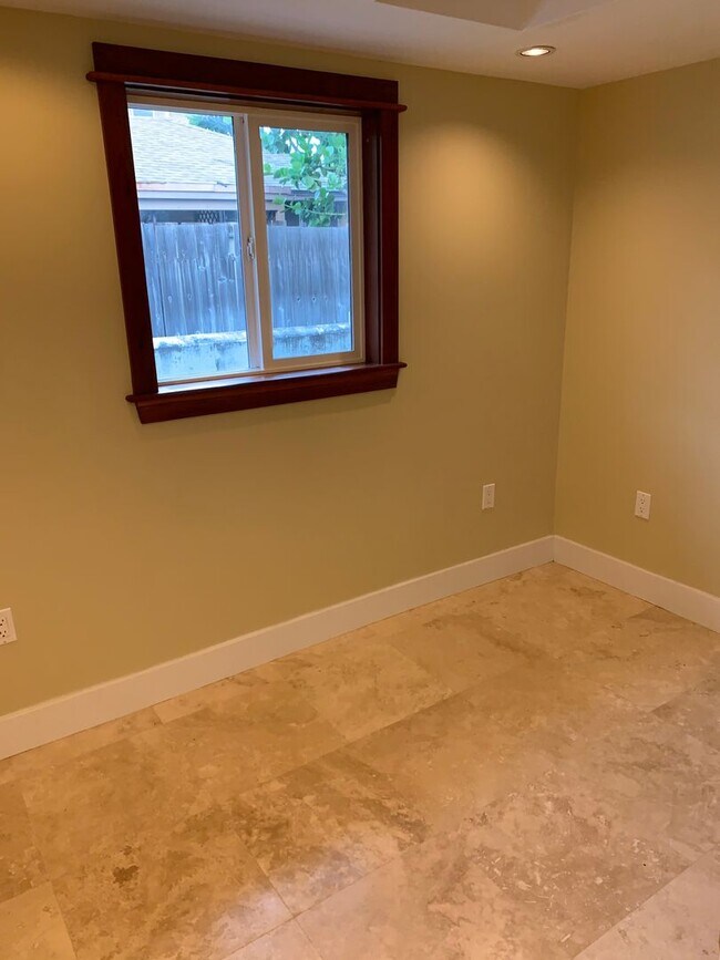 Building Photo - Kailua- Charming 1 bedroom, 1 bathroom cottage 2 blocks from the beach