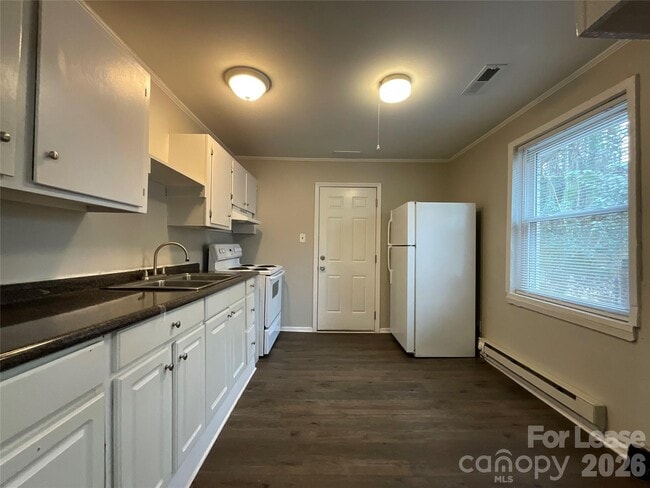 Building Photo - 1742 Academy St