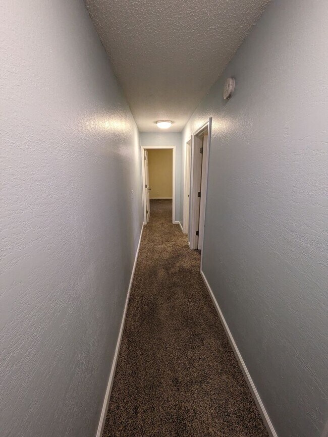 Building Photo - 307 NE Timbercreek Dr