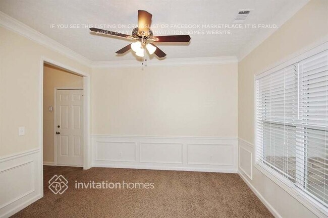 Building Photo - 2245 Village Green Dr