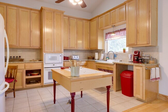 Building Photo - 102 Camey Cir
