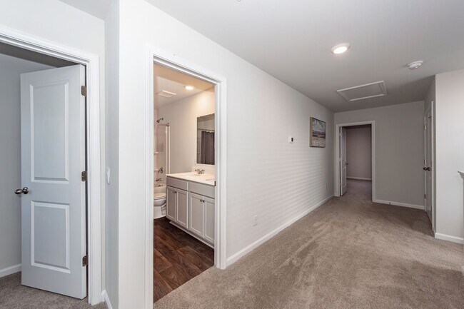 Building Photo - 3 Bedroom, 2.5 Bathroom Townhome in Caroli...