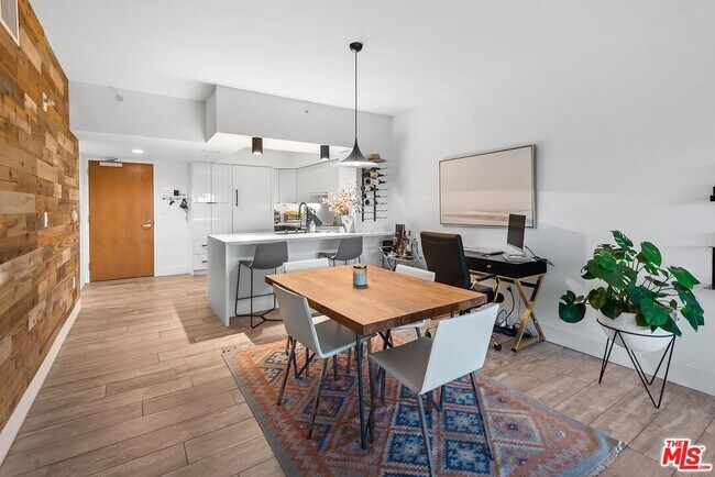 Building Photo - 13700 Marina Pointe Dr