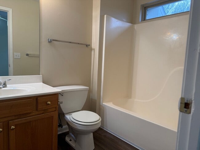 Building Photo - 2 bedroom 2.5 bath townhouse