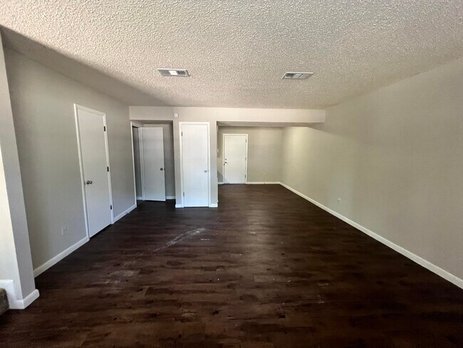 Building Photo - 2406 Ramblewood Ct