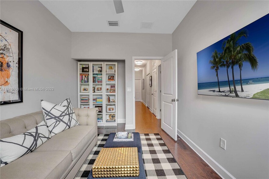 Building Photo - 2957 St Thomas Dr