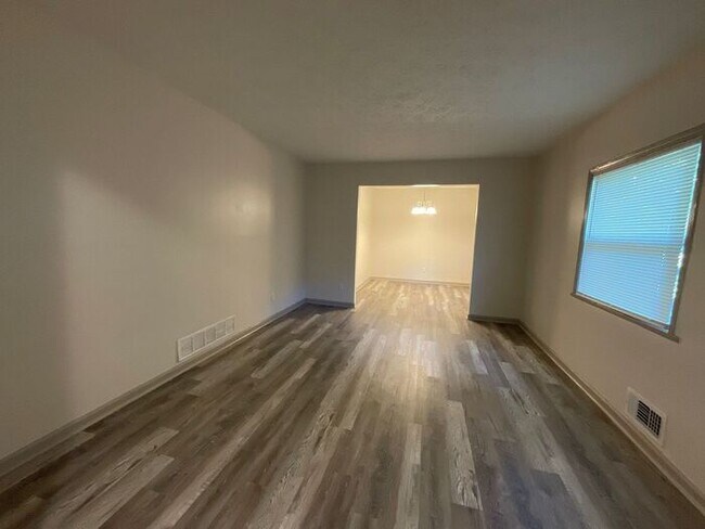 Building Photo - 2356 Clifton Springs Manor