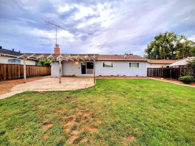 Building Photo - Charming Single Story 3bd House with Large...