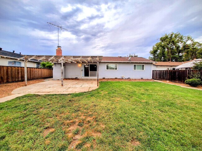 Building Photo - Charming Single Story 3bd House with Large Yard!