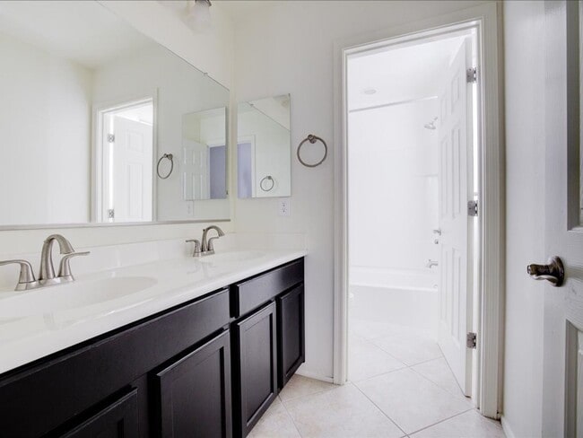 Building Photo - 3 Bedroom 2 1/2 Bathroom